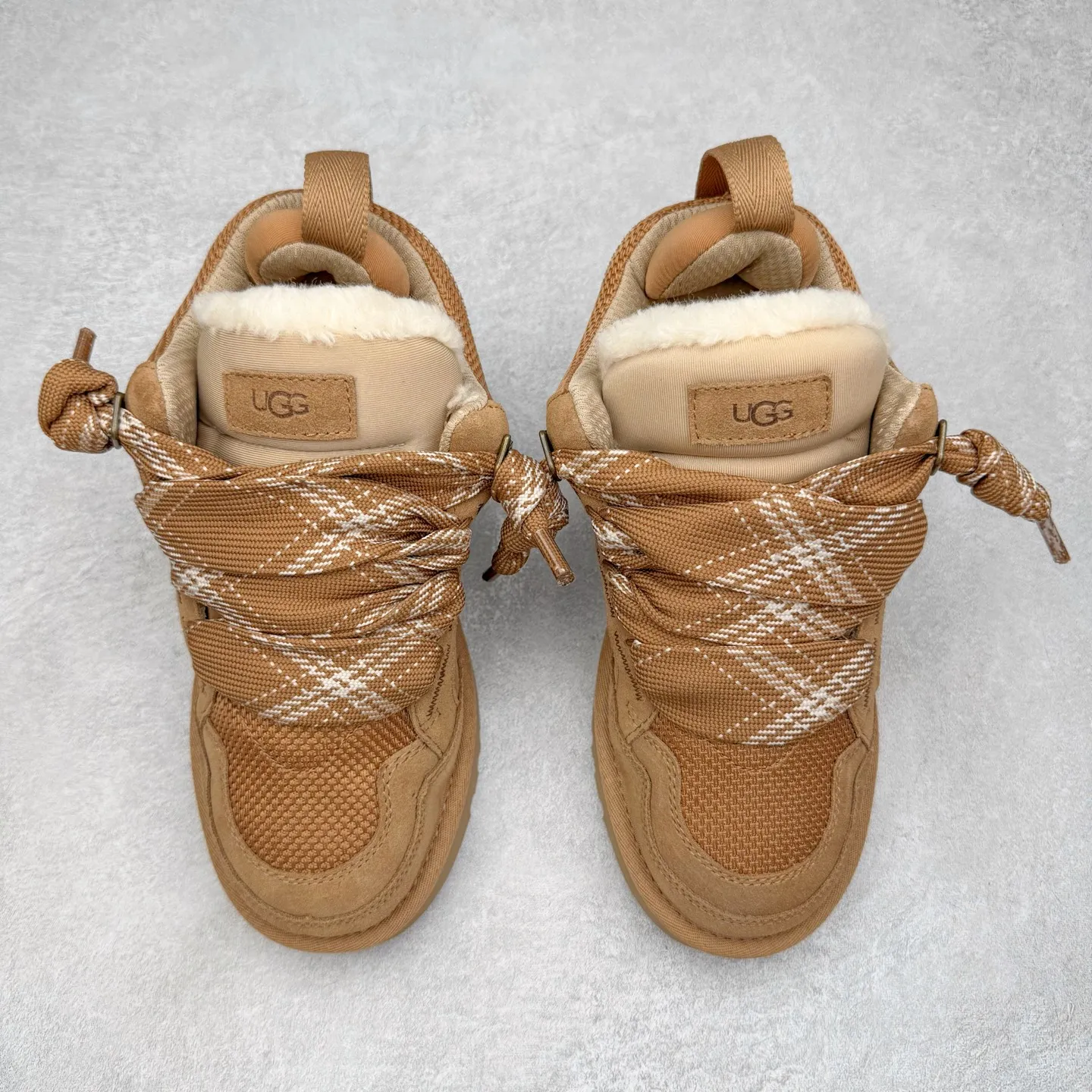 Pick up locally💰640 UGG 4032 Meyer autumn and winter sheepskin and fur integrated snow boots. All shoes are made of ZP from the same factory. Longfeng A-grade Australian imported sheepskin and fur integrated. Men's and women's boots brand OEM production line fully follows the ZP process. OEM original pattern maker adheres to the principle of no original shoes and no development selection. Pay attention to every detail. The most authentic version on the market TREADLITE "Light Wing" technology outsole Lightweight/durable/flexible/pile size: 35 36 37 38 39 40 41 42 43 44 45 Coding: by3936030
